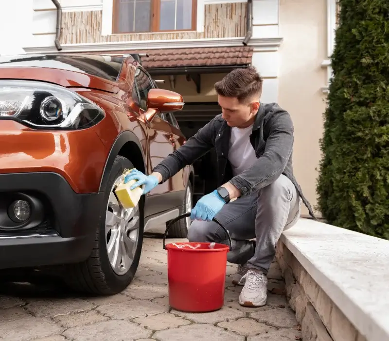 Lavage auto à domicile Néant-sur-Yvel : professionnel intervenant sur un véhicule